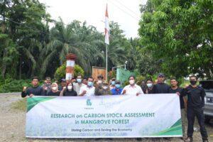 A group of researchers and volunteers collaborating on the 001-OxC mangrove project, partnering with Yayasan Gajah Sumatera (YAGASU) in early 2021, working on carbon dioxide removal from the forest